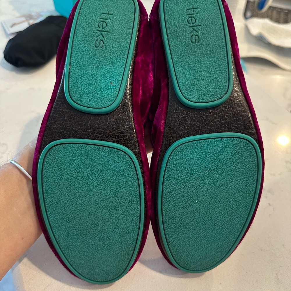 VGUC Tieks Tyrian Velvet Flats - Picture 10 of 11
